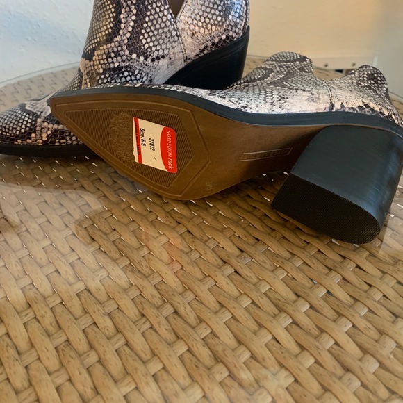 Vince Camuto Gigietta Snakeskin Embossed Bootie - Picture 7 of 7